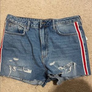 Shorts wit red strips on side